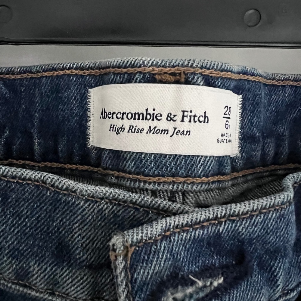 Abercrombie + Fitch High Rise Mom Jeans size 28 - like new